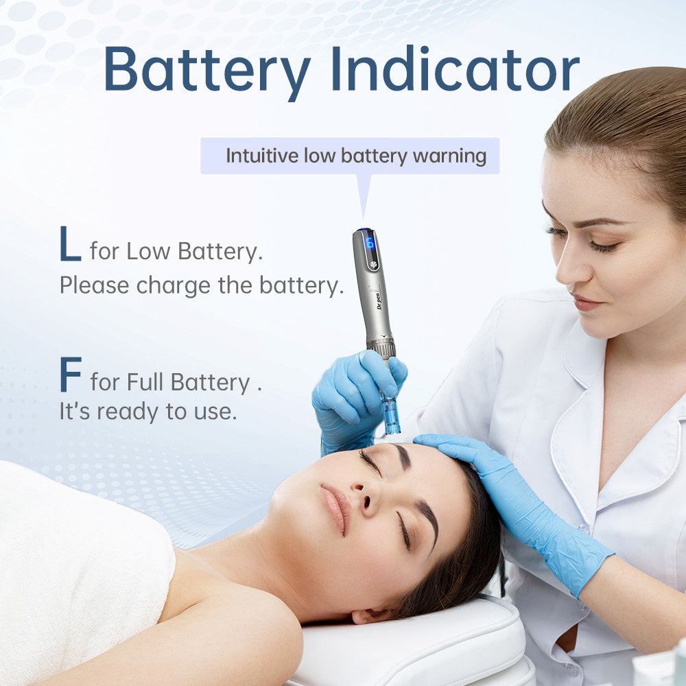 Dr. Pen M8S microneedling-caneta com indicador de bateria claro, usada por um profissional durante tratamento de pele em ambiente clínico.