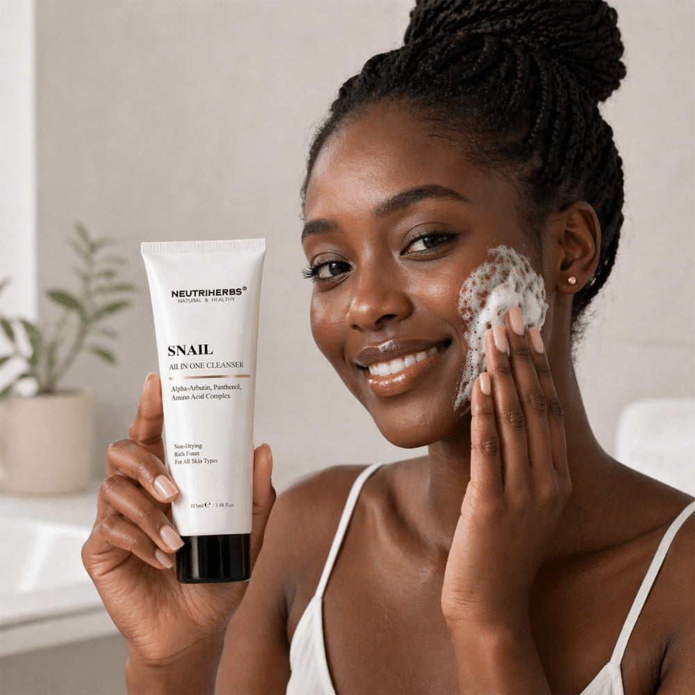 Mulher usa Neutriherbs Snail All In One Cleanser com espuma de limpeza rica para uma limpeza facial suave. Lavagem facial hidratante que limpa a pele de forma eficaz sem a secar e adequada para todos os tipos de pele.