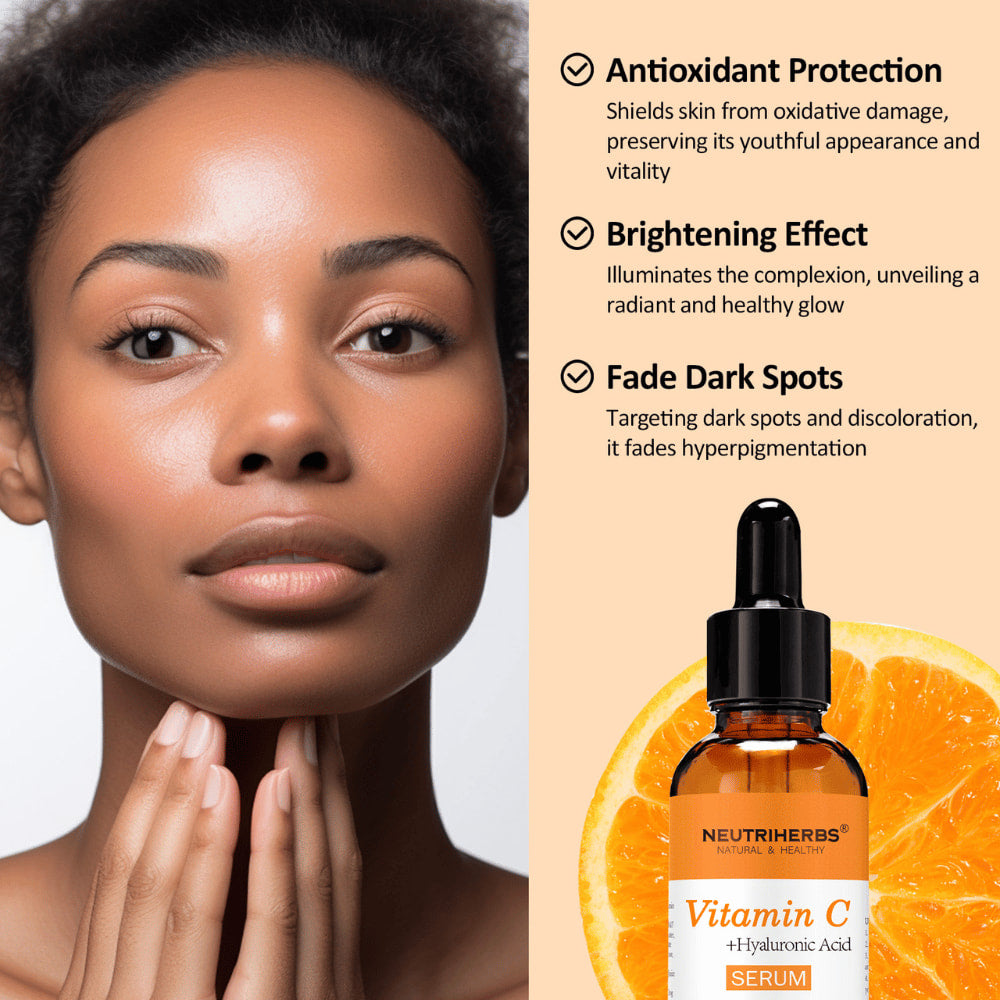 Mulher com pele uniforme e radiante juntamente com Neutriherbs Vitamin C + Hyaluronic Acid Serum 30 ml. Sérum com vitamina C e ácido hialurónico que ajuda a proteger a pele contra os radicais livres, proporcionar maior luminosidade e reduzir a visibilidade das manchas de pigmentação.