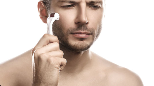 Man använder dermaroller i ansiktet för att uppnå resultat med microneedling.