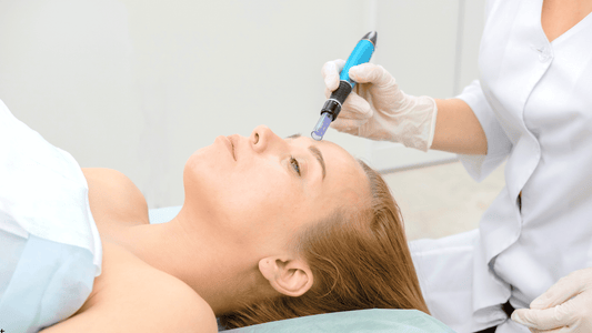 Microneedling-behandling i ansiktet med dermapen för säker hudföryngring