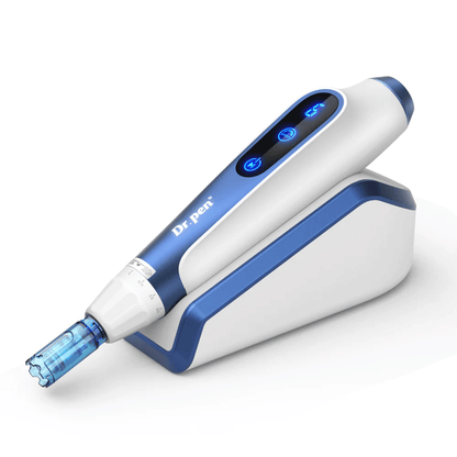 Imagem do produto de Dr. Pen A11 em design branco e azul no seu carregador de indução – caneta avançada microneedling para melhoria da pele.