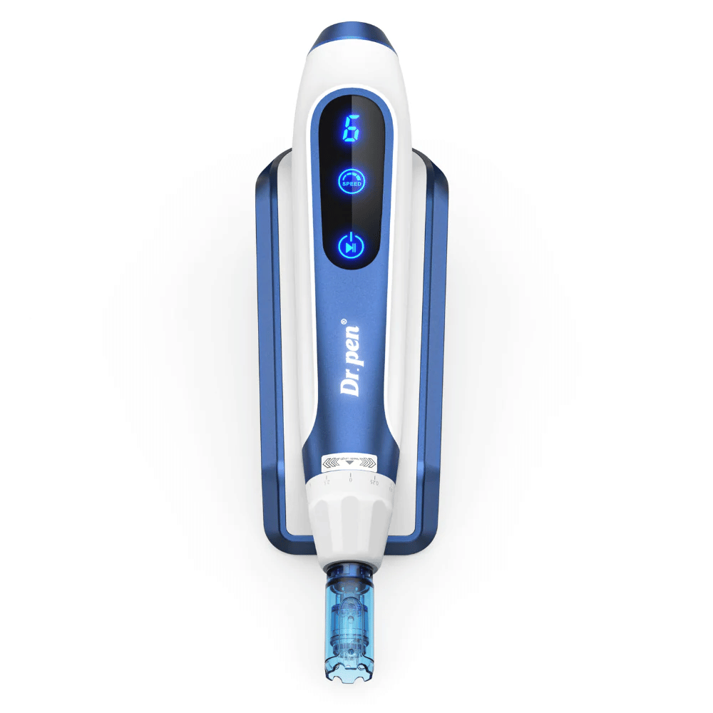 Close-up de Dr. Pen A11 em design azul e branco com botões digitais iluminados e cartucho de agulha. Caneta avançada microneedling para rejuvenescimento profissional da pele e absorção de sérum.