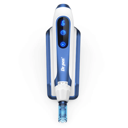 Close-up de Dr. Pen A11 em design azul e branco com botões digitais iluminados e cartucho de agulha. Caneta avançada microneedling para rejuvenescimento profissional da pele e absorção de sérum.