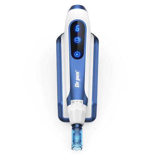Close-up de Dr. Pen A11 em design azul e branco com botões digitais iluminados e cartucho de agulha. Caneta avançada microneedling para rejuvenescimento profissional da pele e absorção de sérum.