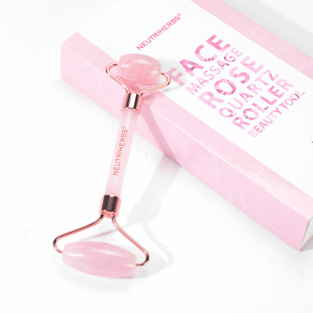 Neutriherbs roller facial em quartzo rosa para massagem facial e rotina de cuidados de pele.