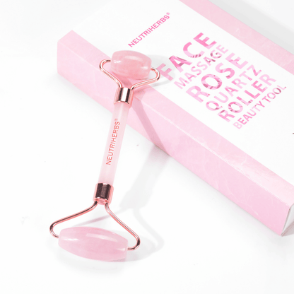 Neutriherbs roller facial em quartzo rosa para massagem facial e rotina de cuidados de pele.