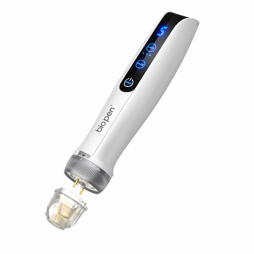 Bio pen Q2 microneedling-caneta em branco com display de LED azul, mostrada com cartucho de agulha desmontado onde os dois pinos de contato são visíveis.