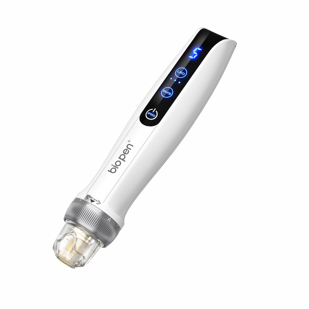 Caneta BioPen branca Q2 microneedling com display digital de LED, botões de função e módulo de agulha transparente.