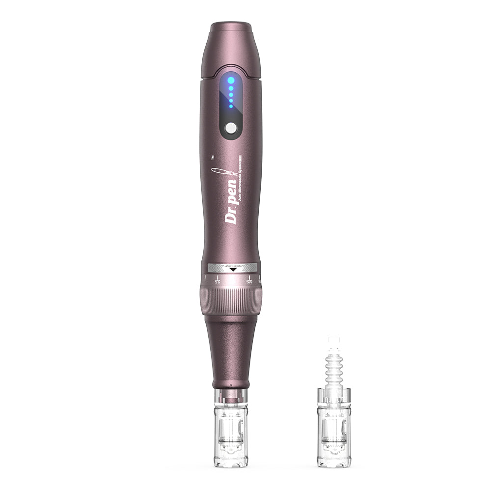 Dr. Pen A10 microneedling caneta em lilás com cabeça de agulha montada e uma cabeça de agulha extra ao lado para tratamento de pele profissional.