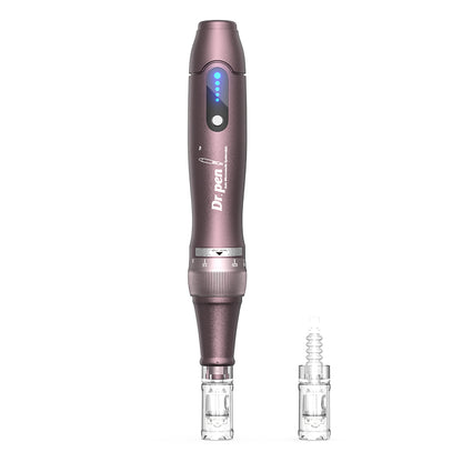 Dr. Pen A10 microneedling caneta em lilás com cabeça de agulha montada e uma cabeça de agulha extra ao lado para tratamento de pele profissional.