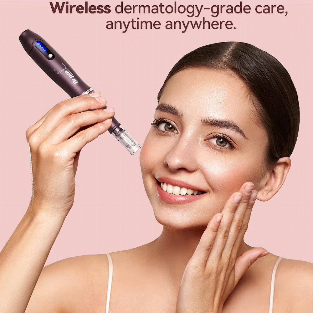 Mulher usando Dr. Pen a10 caneta de microneedling sem fio para tratamento de pele no rosto.