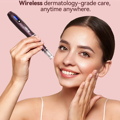 Mulher usando Dr. Pen a10 caneta de microneedling sem fio para tratamento de pele no rosto.
