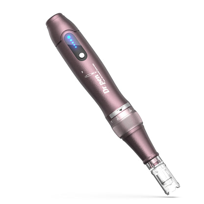 Dr. Pen A10 microneedling caneta em lilás com indicador LED azul e cabeça de agulha para tratamento de pele exato e profissional.