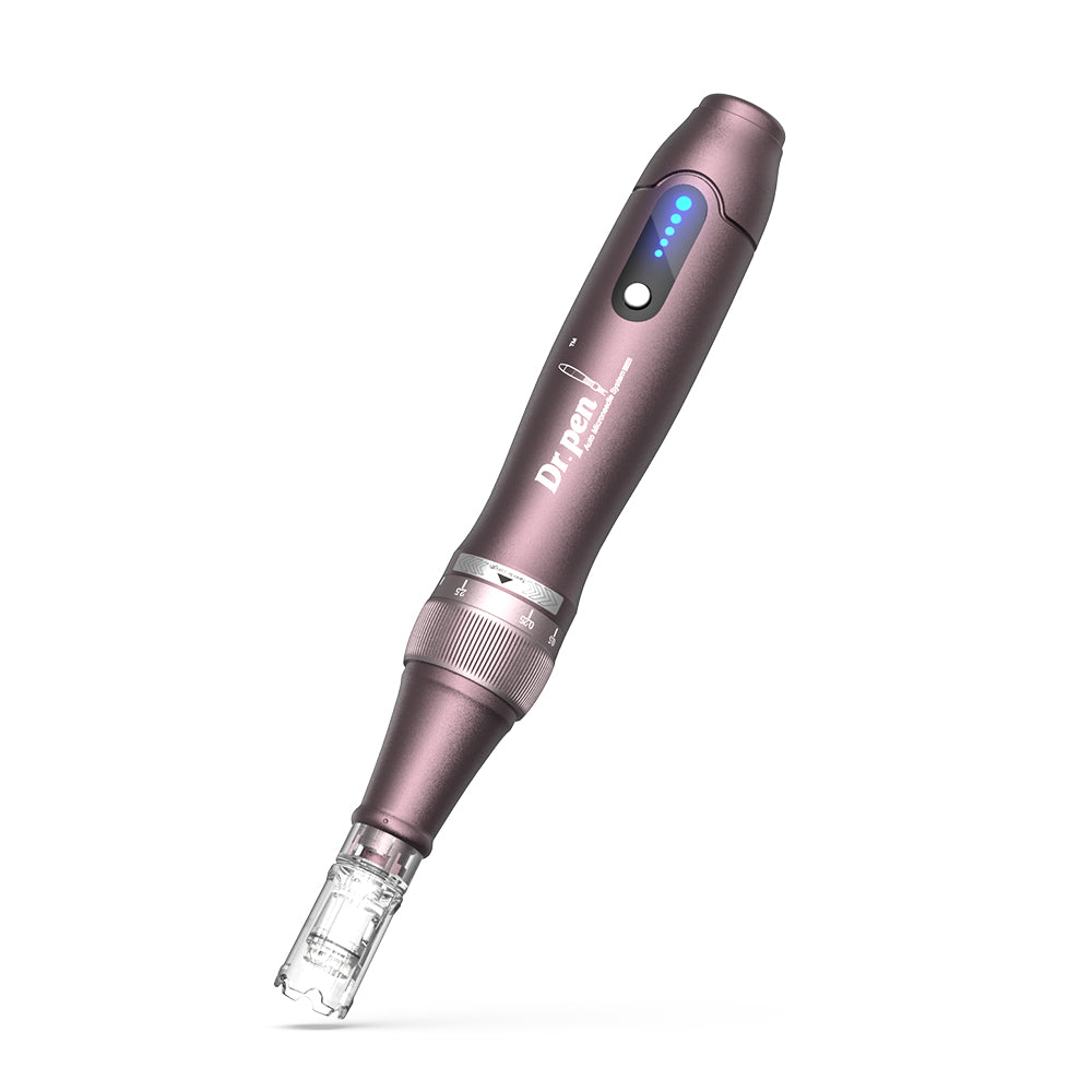 Dr. Pen A10 microneedling caneta em lilás com indicador LED e cabeça de agulha montada para tratamento de pele exato e profissional.