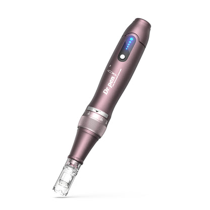 Dr. Pen A10 microneedling caneta em lilás com indicador LED e cabeça de agulha montada para tratamento de pele exato e profissional.