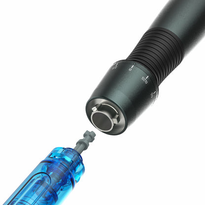 Close-up da Dr. Pen A20 microneedling-caneta onde um cartucho de agulha azul é conectado, mostrando fácil instalação de módulos de agulha substituíveis para tratamento profissional da pele.