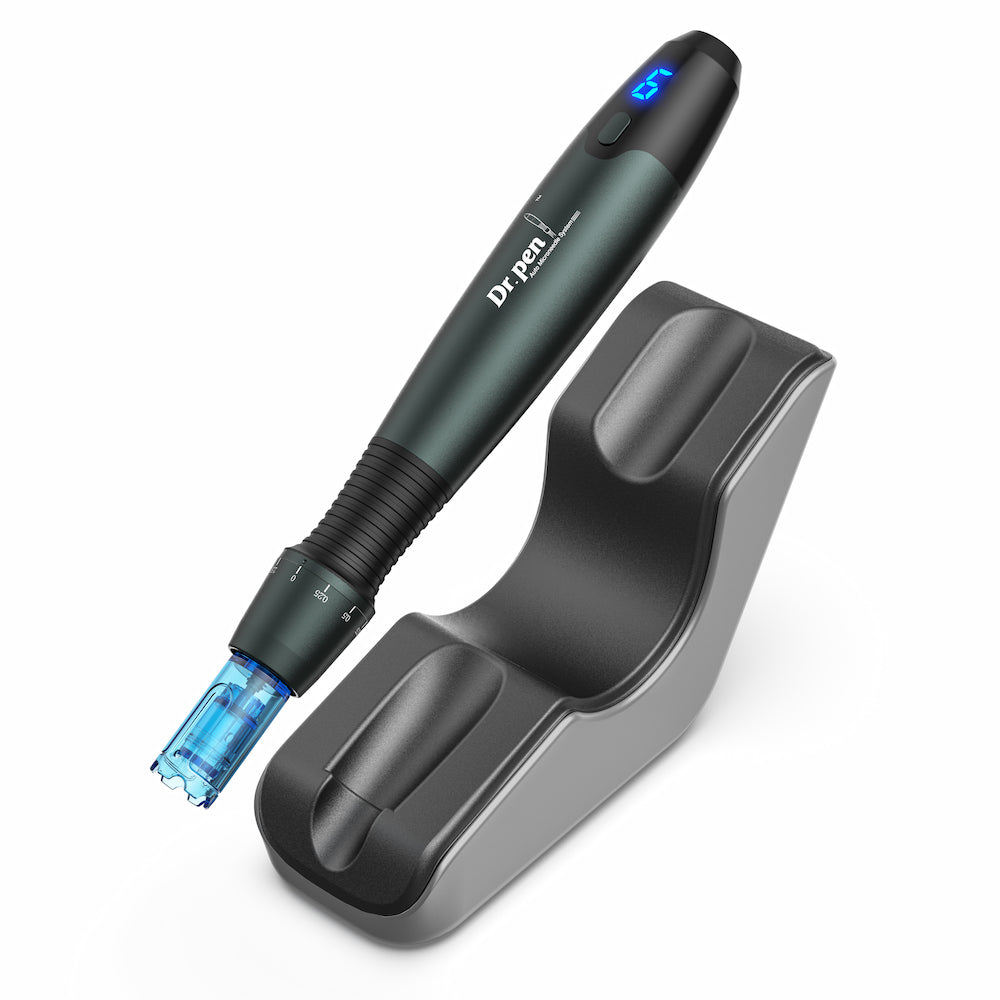 Dr. Pen A20 microneedling-caneta colocada na sua estação de carregamento ergonômica, ferramenta avançada para estimulação de colágeno e tratamento profissional da pele em casa ou no salão.