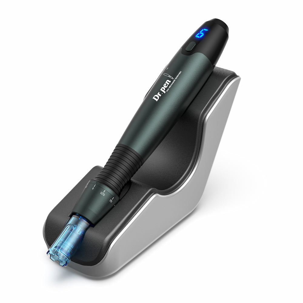 Dr. Pen A20 microneedling-caneta colocada na sua estação de carregamento, ferramenta profissional para rejuvenescimento da pele, estimulação de colágeno e tratamento avançado de microagulhamento.