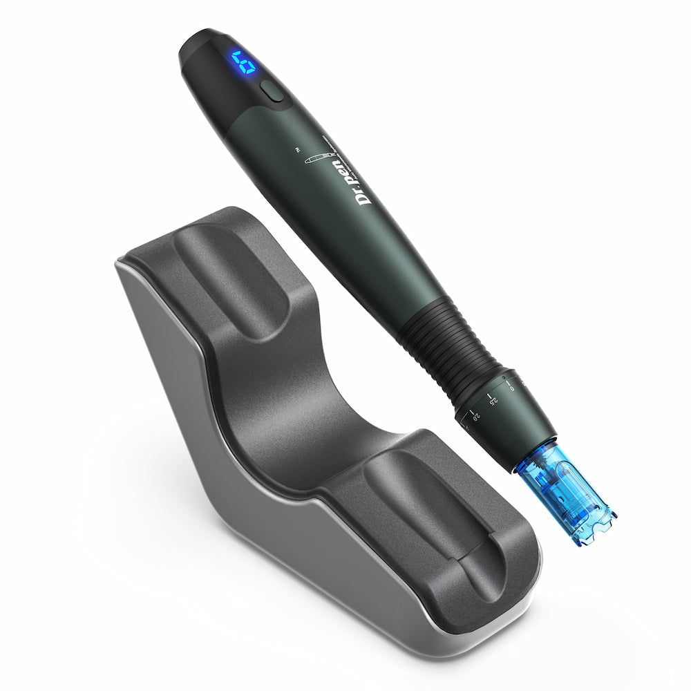Dr. Pen A20 microneedling-caneta inclinada contra sua estação de carregamento ergonômica, tratamento avançado com agulhas para renovação da pele e estimulação de colágeno.