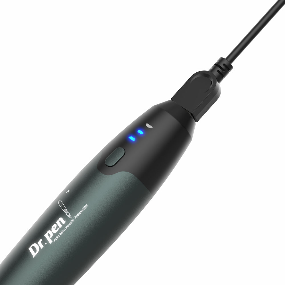 Dr. Pen A20 microneedling-caneta que carrega via USB, com indicador de bateria azul e design ergonômico para tratamento profissional da pele.