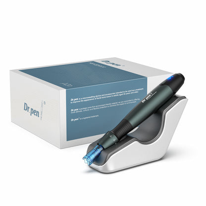 Dr. Pen A20 microneedling-caneta na estação de carregamento em frente à caixa do produto – dispositivo profissional de tratamento da pele para uma pele mais lisa, cicatrizes de acne e anti-envelhecimento.