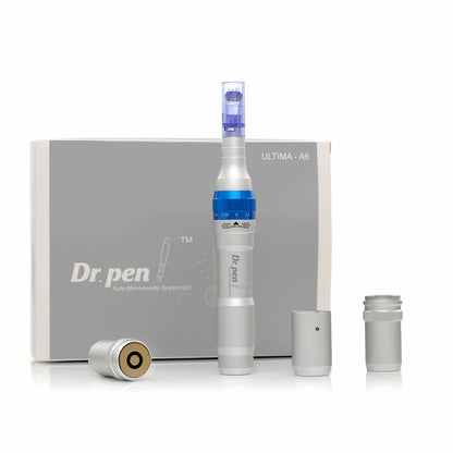 Dr. Pen A6 caneta de microagulhamento em prata com cartucho de agulha azul, mostrada junto com partes de bateria substituíveis e embalagem original.