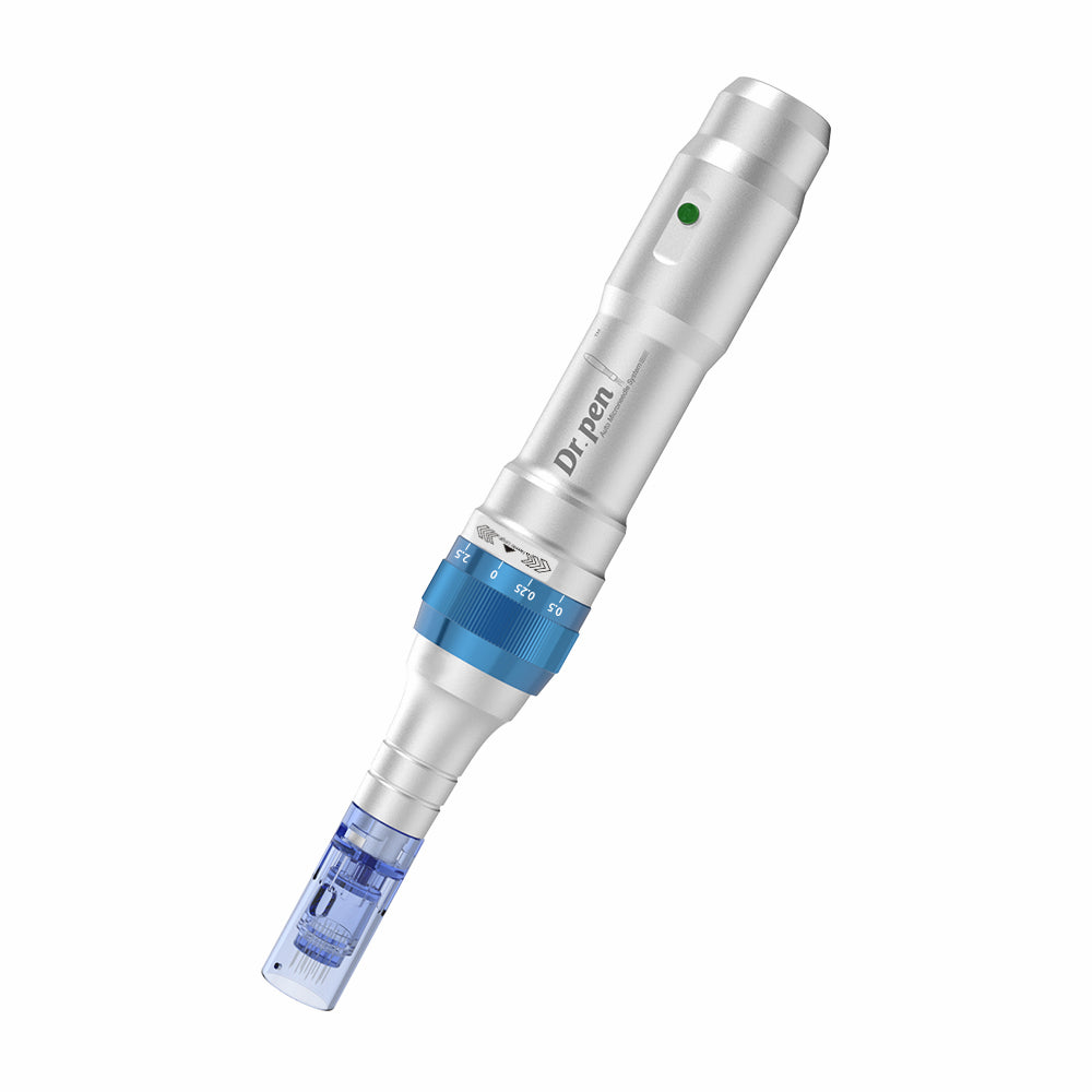 Dr. Pen A6 caneta de microagulhamento em prata com cartucho de agulha azul e profundidade de agulha ajustável para tratamento profissional da pele.