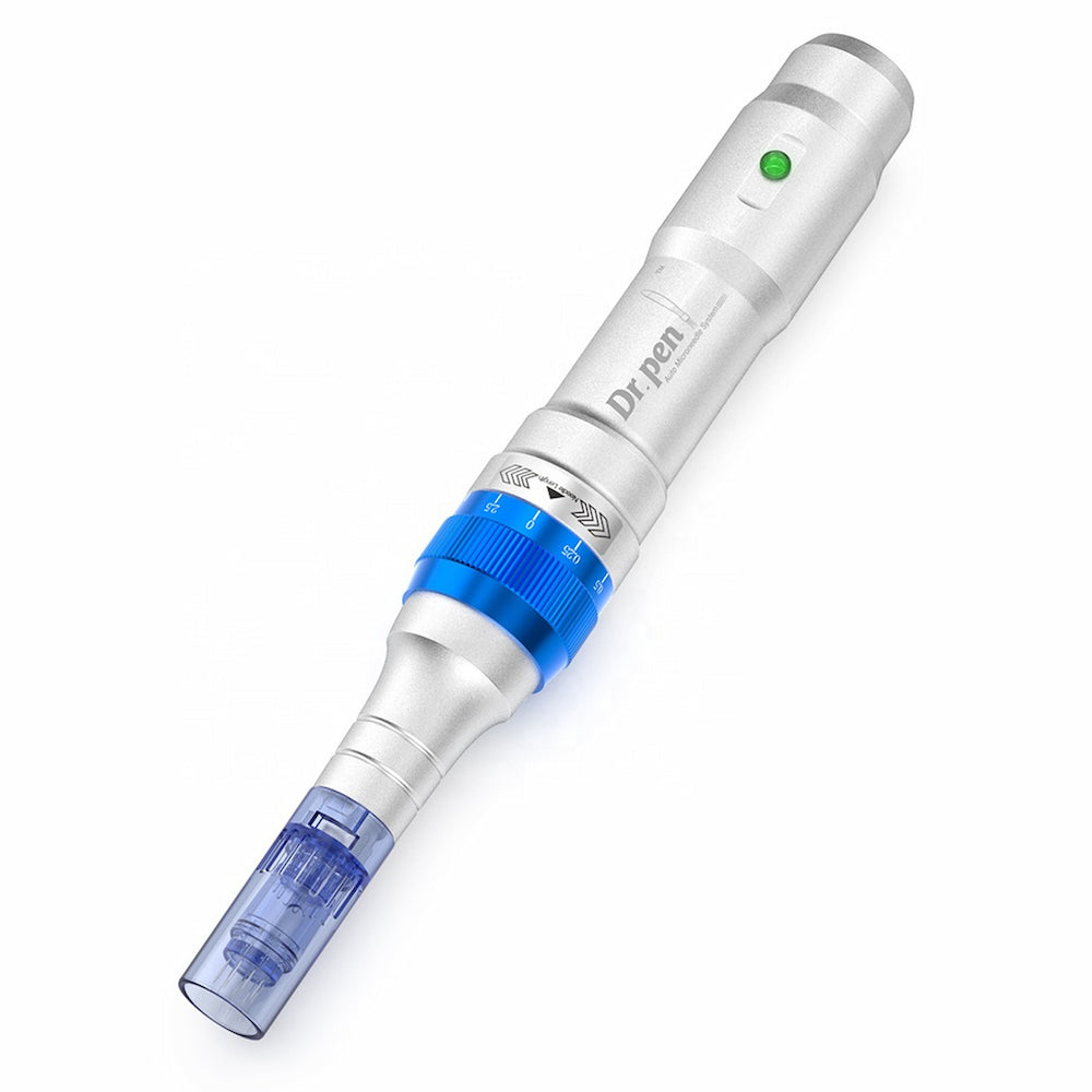 Dr. Pen A6 caneta de microagulhamento em prata com cartucho de agulha azul e profundidade de agulha ajustável para tratamento profissional da pele.