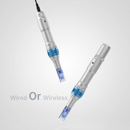 Comparação entre Dr. Pen A6 na versão com fio e sem fio, ambas com cartucho de agulha azul para microagulhamento profissional.