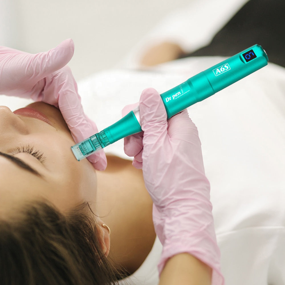 Microagulhamento profissional com Dr. Pen A6S onde uma pessoa com luvas realiza um tratamento facial em um cliente que está relaxado.