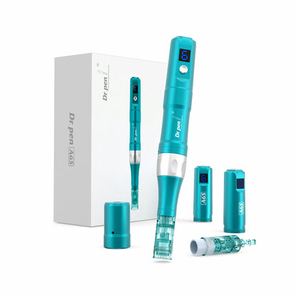 Dr. Pen A6S caneta de microagulhamento em turquesa com display digital, cartuchos de agulha e acessórios posicionados na frente da embalagem original como kit de tratamento completo.
