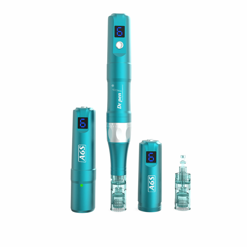 Dr. Pen A6S caneta de microagulhamento em turquesa com display digital, partes de bateria removíveis e cabeças de agulha dispostas como kit completo para tratamento profissional da pele.