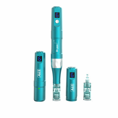 Dr. Pen A6S caneta de microagulhamento em turquesa com display digital, partes de bateria removíveis e cabeças de agulha dispostas como kit completo para tratamento profissional da pele.