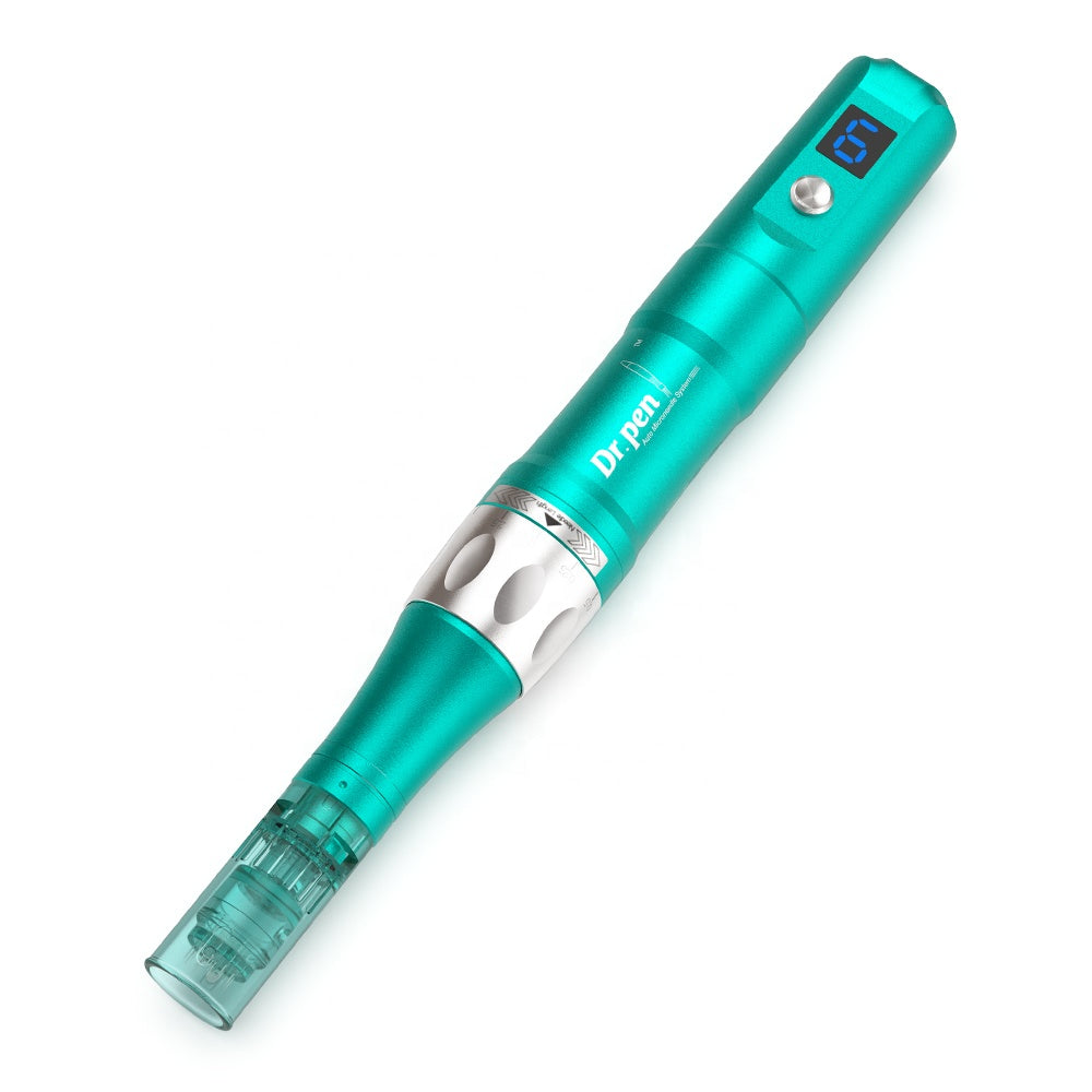 Dr. Pen A6S caneta de microagulhamento na cor turquesa com display digital e cabeça de agulha montada para tratamento profissional da pele.