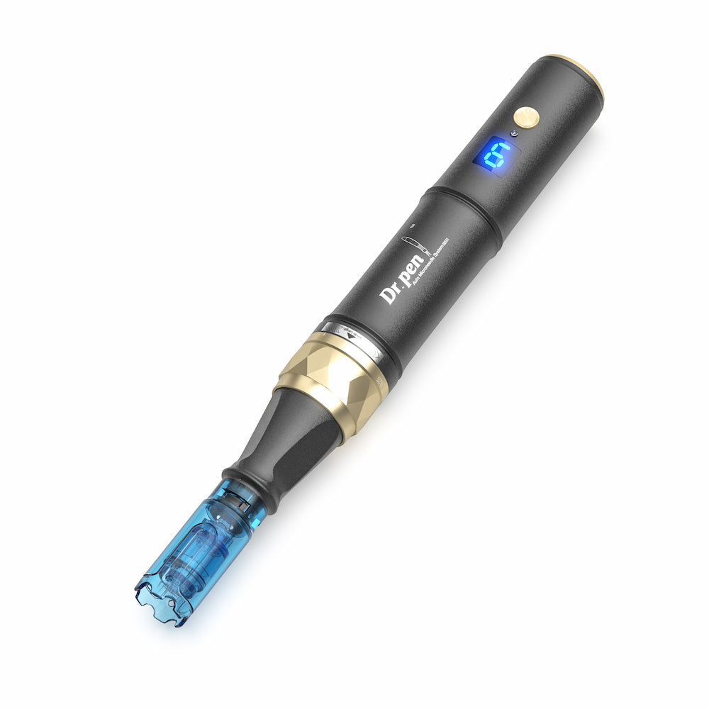 Dr. Pen A8S microneedling dermapen em preto e dourado com display digital azul e cabeça de agulha montada para tratamento de pele avançado.