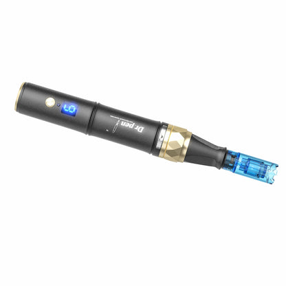 Dr. Pen A8S caneta de microagulhamento em preto e dourado com display digital azul e cabeça de agulha montada para tratamento de pele profissional.