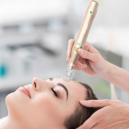 Uma pessoa está deitada relaxada enquanto um terapeuta realiza microneedling na testa com uma Dr. Pen M5 dourada. O terapeuta segura a caneta com ambas as mãos para precisão.