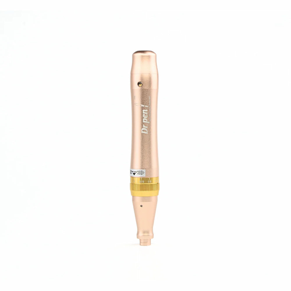 Dr. Pen M5-W caneta microneedling em ouro, mostrada de frente sem módulo de agulha montado. O anel de parafuso dourado da ferramenta e as marcações de ajuste são claramente visíveis.
