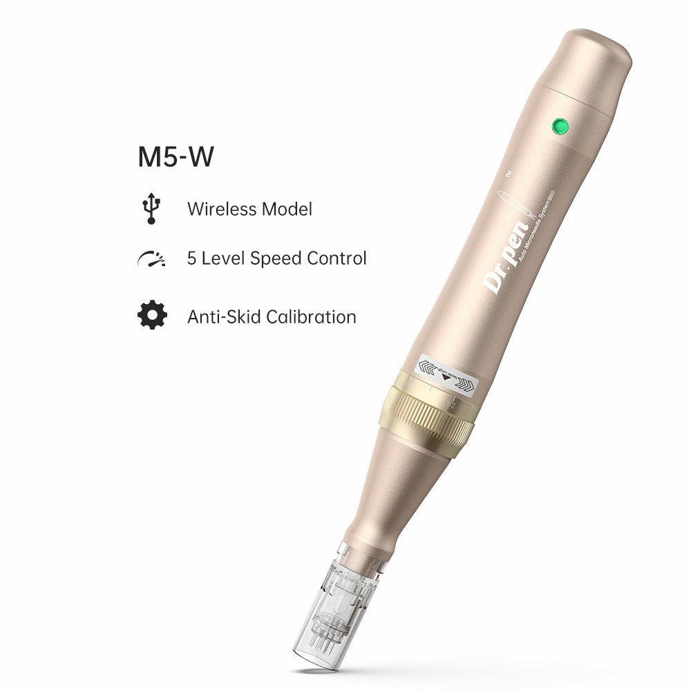 Imagem do produto da caneta Dr. Pen M5-W sem fio microneedling em ouro com módulo de agulha montado. À esquerda, o texto com características é mostrado: Modelo Sem Fio, Controle de Velocidade de 5 Níveis e Calibração Antiderrapante.