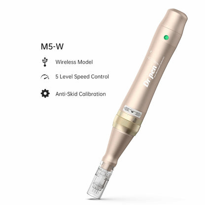 Imagem do produto da caneta Dr. Pen M5-W sem fio microneedling em ouro com módulo de agulha montado. À esquerda, o texto com características é mostrado: Modelo Sem Fio, Controle de Velocidade de 5 Níveis e Calibração Antiderrapante.