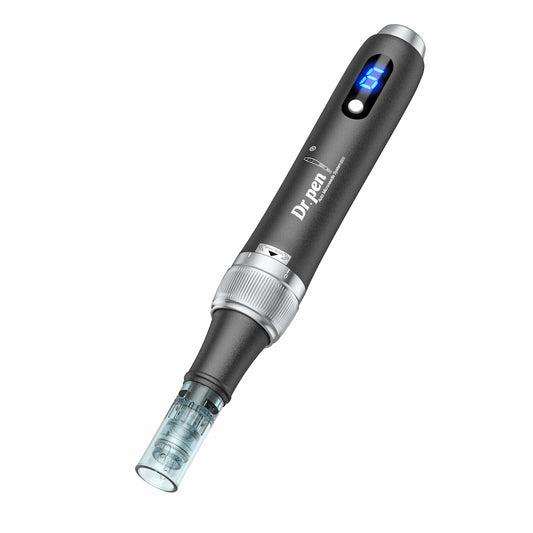 Dr. Pen M7S microneedling dermapen em acabamento preto com display digital azul e cartucho de agulhas montado