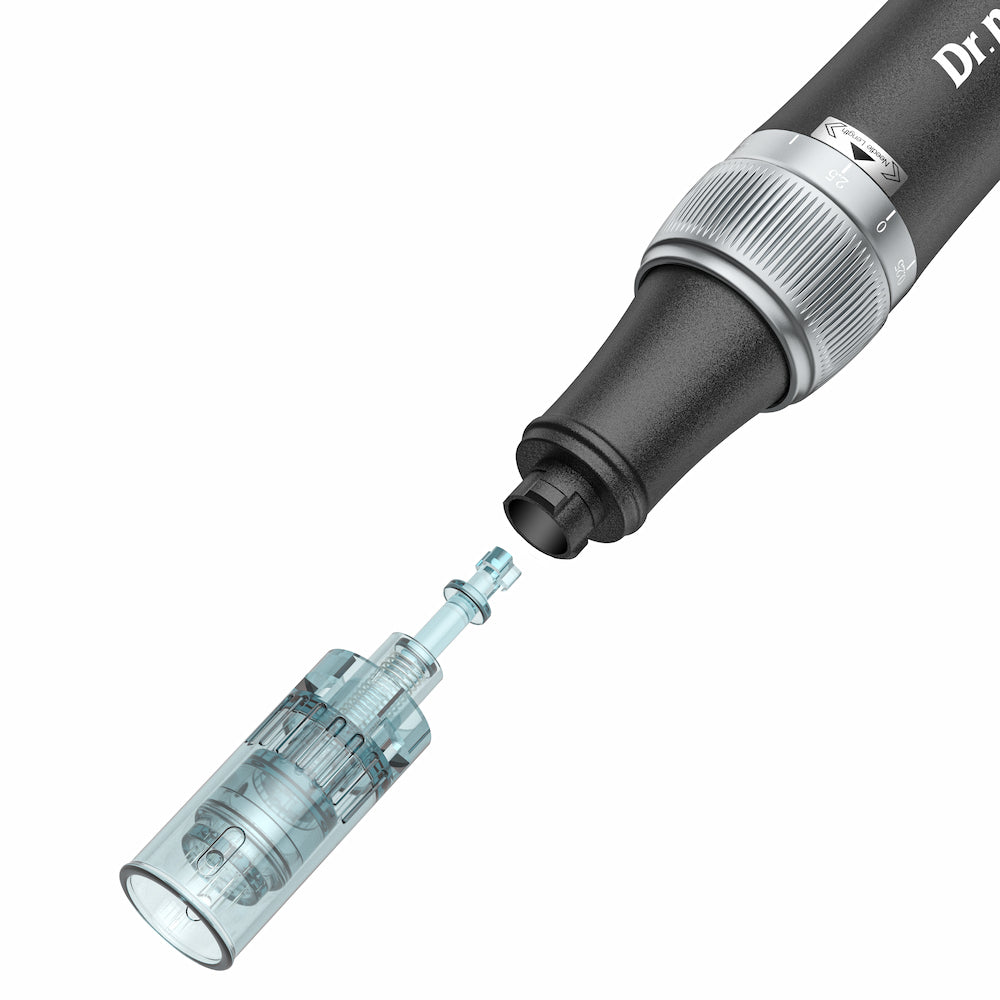 Close-up de Dr. Pen M7S microneedling dermapen com cartucho de agulhas removível montado para tratamento profissional da pele.