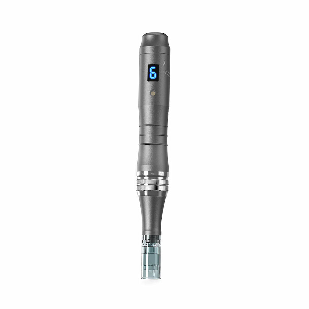 Dr. Pen M8 microneedling-caneta na cor cinza vista de frente com display digital azul e cabeça de agulha montada para tratamento profissional da pele.