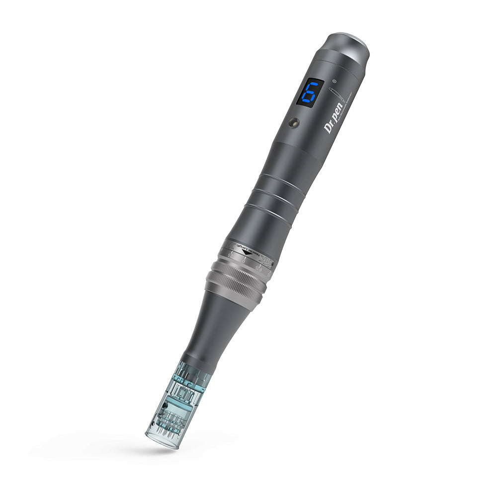 Dr. Pen M8 microneedling-caneta com acabamento cinza e display digital azul com cabeça de agulha montada para tratamento profissional da pele.