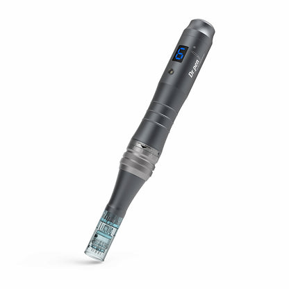 Dr. Pen M8 microneedling-caneta com acabamento cinza e display digital azul com cabeça de agulha montada para tratamento profissional da pele.
