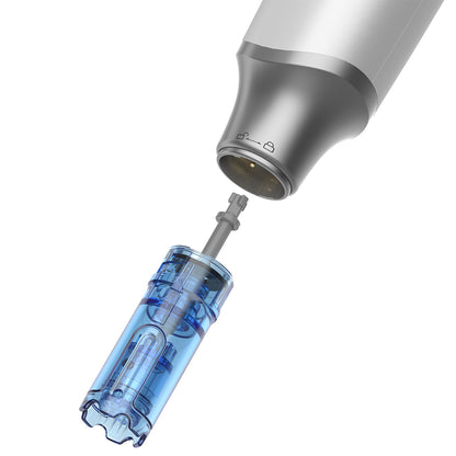 Imagem aproximada de Dr. Pen M9 e cartucho de agulha substituível para tratamento de microneedling seguro e higiénico.
