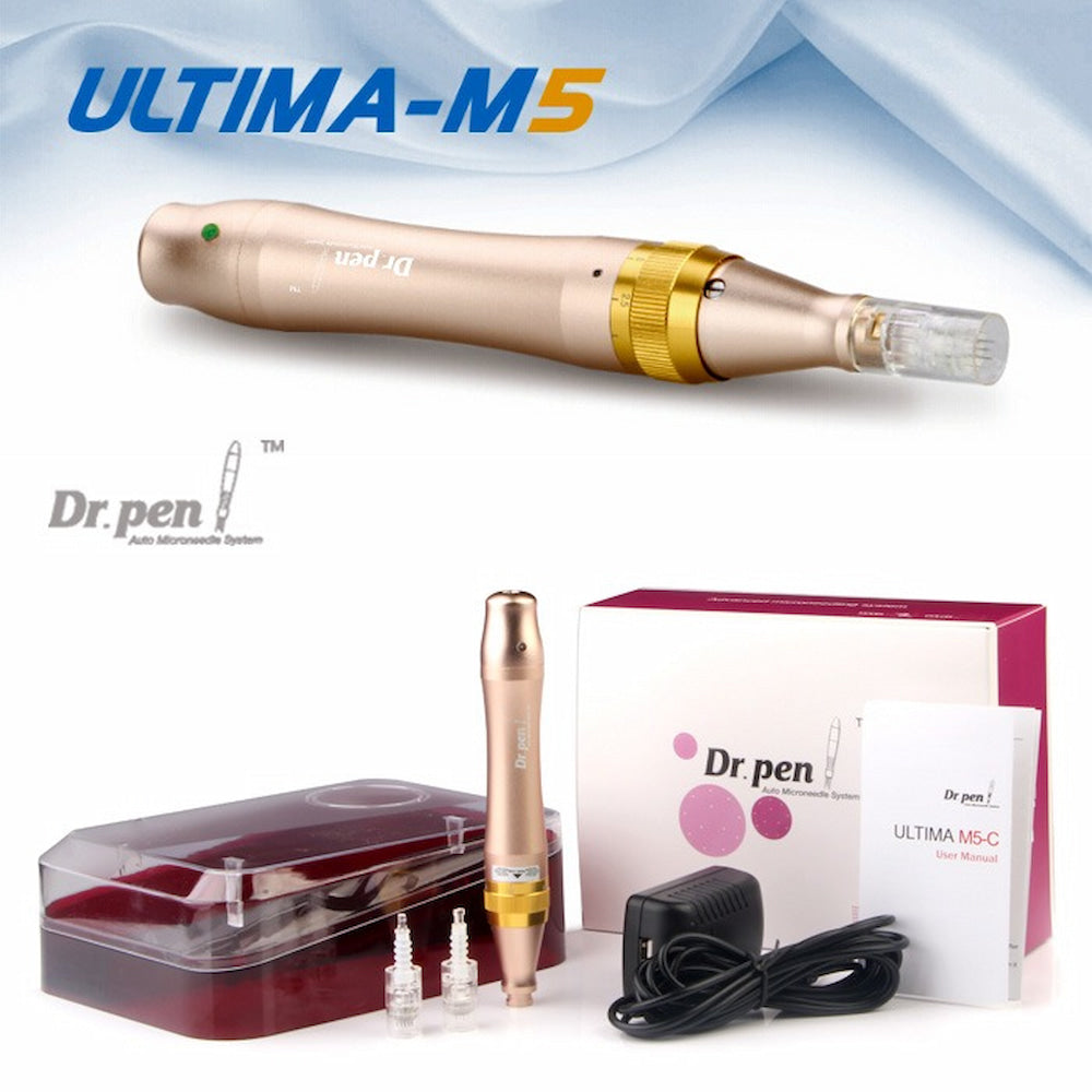 Dr. Pen Ultima M5 caneta microneedling em ouro com acessórios incluídos, incluindo cartucho de agulha, estojo de proteção, adaptador de rede e manual do usuário. A parte superior da imagem mostra a caneta em close e o texto “ULTIMA-M5”.