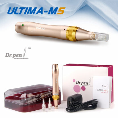 Dr. Pen Ultima M5 caneta microneedling em ouro com acessórios incluídos, incluindo cartucho de agulha, estojo de proteção, adaptador de rede e manual do usuário. A parte superior da imagem mostra a caneta em close e o texto “ULTIMA-M5”.
