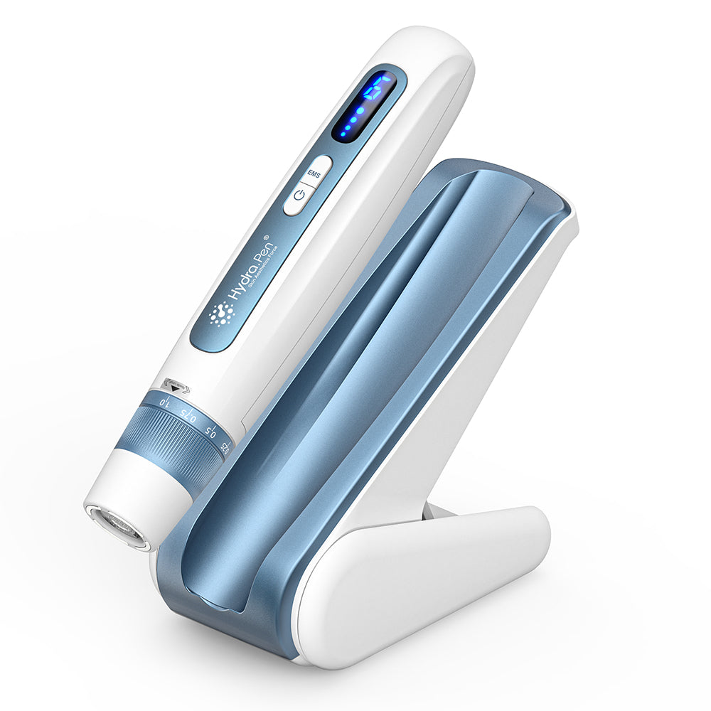 HydraPen H5 vit och blå microneedling-penna placerad i sitt laddningsställ, avancerad mikronålningsenhet för effektiv seruminfusion och hudföryngring.